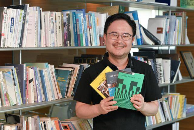 이장호 오디오평론가가 서울 중구 한국일보사에서 자신이 쓴 책을 들어 보이고 있다. 남동균 인턴기자