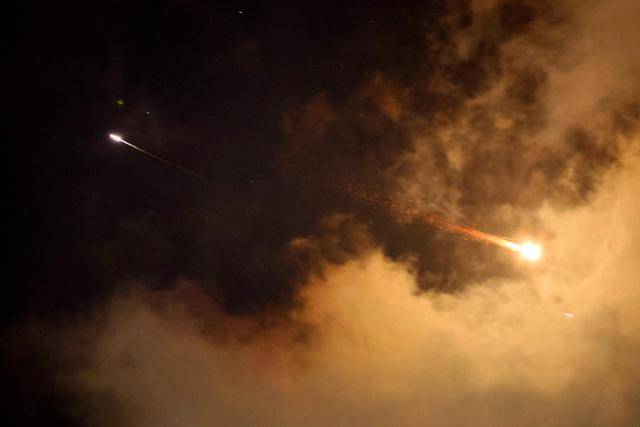 21일 이란이 이스라엘에 새로운 미사일 공격을 펼치고 있는 가운데 이스라엘 해안 도시 네타냐 상공에 로켓이 날아가고 있다. 네타냐=AFP 연합뉴스