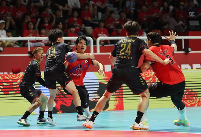 <yonhap photo-4031=""> 3년만에 청주서 '2025 한일 핸드볼 슈퍼매치' (청주=연합뉴스) 천경환 기자 = 21일 청주 SK호크스 아레나에서 한국과 일본의 국교 관계 수립 60주년을 맞아 '2025 핸드볼 한일 슈퍼매치 남자부 경기가 열리고 있다. 한국과 일본은 2008년부터 정기전을 시작했으며 2022년 인천 경기를 끝으로 잠시 중단됐다가 올해 3년 만에 재개됐다. 2025.6.21 kw@yna.co.kr/2025-06-21 14:28:43/ <저작권자 ⓒ 1980-2025 ㈜연합뉴스. 무단 전재 재배포 금지, AI 학습 및 활용 금지></yonhap>