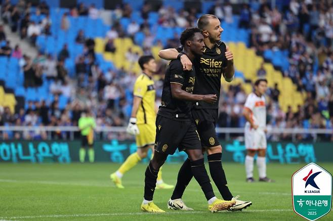 제르소(왼쪽)가 화성전 득점 이후 무고사와 기뻐하는 모습. 사진=프로축구연맹