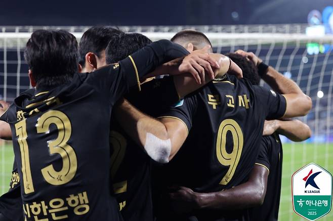 K리그 통산 100호골을 기록한 무고사가 동료들에게 축하받고 있다. 사진=프로축구연맹