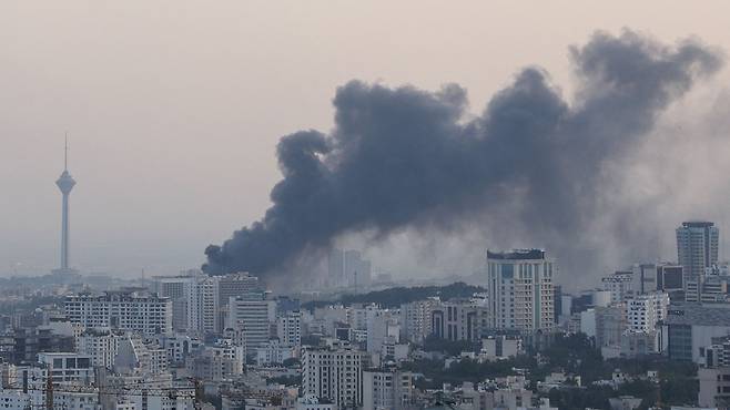 이스라엘의 공습으로 연기가 피어오르는 이란 수도 테헤란