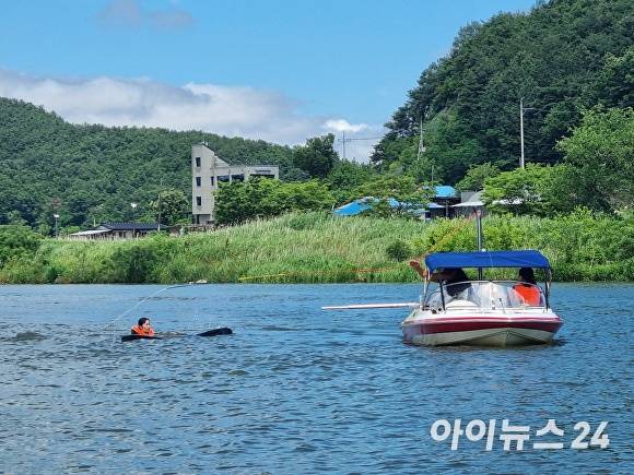 의성군 율정호수상레저센터에서 안동과학대학교 스포츠레저학과 수상스키 전공 교과 수업(이민 교수 담당) 을 진행하고 있다. [사진=의성군]