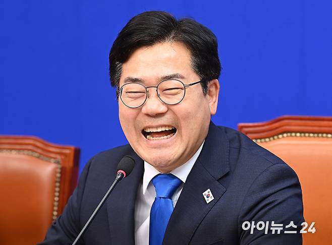 박찬대 더불어민주당 당대표 직무대행 겸 원내대표가 13일 오전 서울 여의도 국회에서 열린 최고위원회의에서 미소를 짓고 있다. [사진=곽영래 기자]