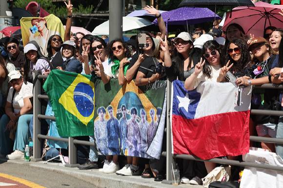 방탄소년단(BTS) 멤버 지민과 정국의 전역일인 지난 11일 서울 용산구 하이브 사옥 앞에서 국내외 아미(ARMY·BTS의 팬덤)들이 제대를 축하하고 있다. 2025.6.11 [사진=연합뉴스]