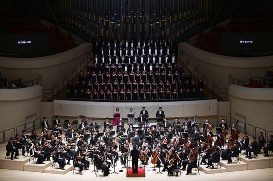 부산 최초의 클래식 전용홀인 부산콘서트홀이 20일 정명훈 예술감독이 이끄는 아시아필하모닉오케스트라(APO) 연주와 함께 문을 열었다. 100명의 오케스트라와 110여명의 합창단원이 베토벤 9번 교향곡 '합창'을 들려주고 있다. 사진 부산콘서트홀