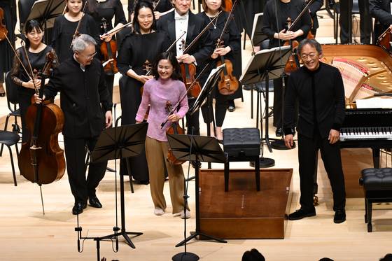 부산 최초의 클래식 전용홀인 부산콘서트홀이 20일 정명훈 예술감독이 이끄는 아시아필하모닉오케스트라(APO) 연주와 함께 문을 열었다. 피아노와 지휘에 정명훈, 첼로 지안 왕, 바이올린 사야카 쇼지로 베토벤 삼중협주곡이 연주된 뒤 연주자들이 무대인사를 하고 있다. 사진 부산콘서트홀