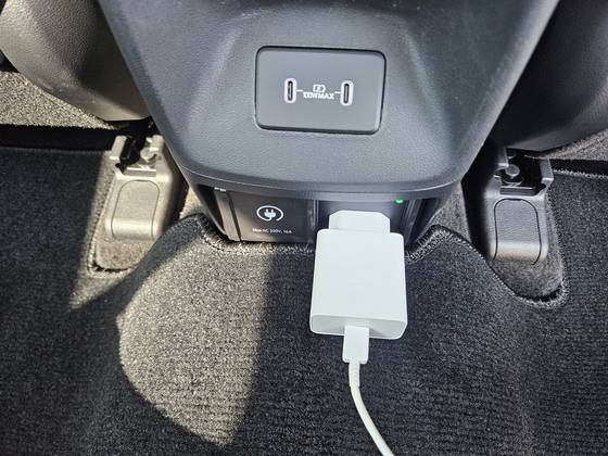 현대차가 출시한 수소전기승용차 '디 올 뉴 넥쏘'의 뒷 좌석에서 V2L기능을 사용하는 모습. 김효성 기자