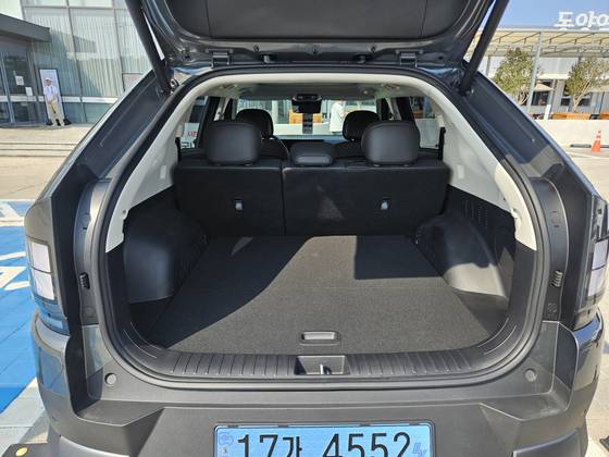 현대차가 출시한 수소전기승용차 '디 올 뉴 넥쏘'의 트렁크. 용량이 510리터(L)로 구형보다 49L 향상됐다. 김효성 기자