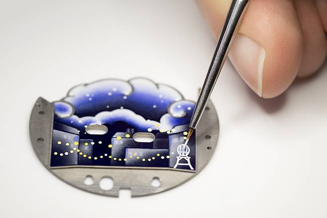 그리자유 에나멜 미니어처 페인팅으로 완성되는 다이얼. 사진 반클리프 아펠