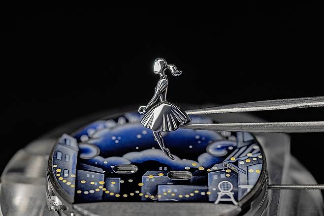 수작업으로 완성되는 다이얼 위 소녀 모티브. 사진 반클리프 아펠