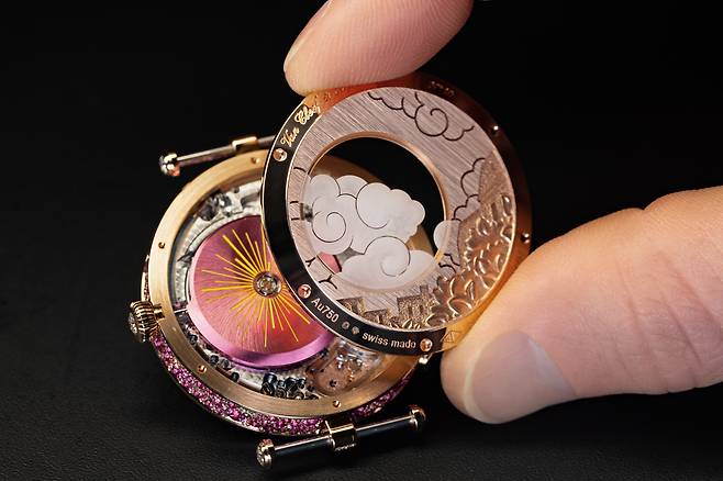 케이스 뒷면 역시 수공 인그레이빙을 포함해 다양한 공예 기법을 적용해 완성됐다. 사진 반클리프 아펠