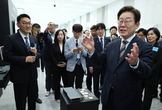 이재명 대통령이 20일 울산전시컨벤션센터에서 열린 인공지능(AI) 글로벌 협력 기업 간담회 뒤 AI 제품·서비스 시연을 참관하며 발언하고 있다. 대통령실통신사진기자단