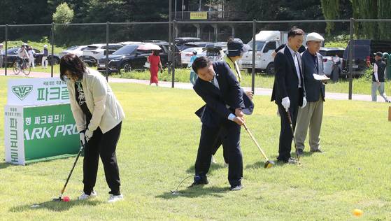조성명 강남구청장 및 내빈들이 서울 강남구 세곡동 탄천파크골프장 B코스 옆에서 열린 '강남탄천파크골프장 준공식'에서 시타를 하고 있다.  [뉴스1]
