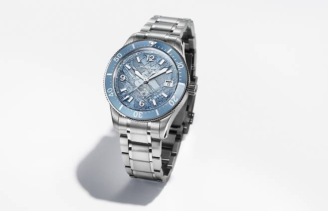 몽블랑산 인근 빙하지대의 얼음 결정에서 영감 받은 다이얼이 특징이다. 사진 몽블랑