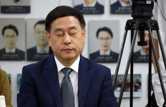 김영관 방송통신위원회(방통위) 사무처장 직무대행이 20일 경기 정부과천청사 방송통신위원회에서 열린 국정기획위원회 업무보고에서 홍창남 국정기획위원회 사회2분과위원장의 발언을 듣고 있다.연합뉴스