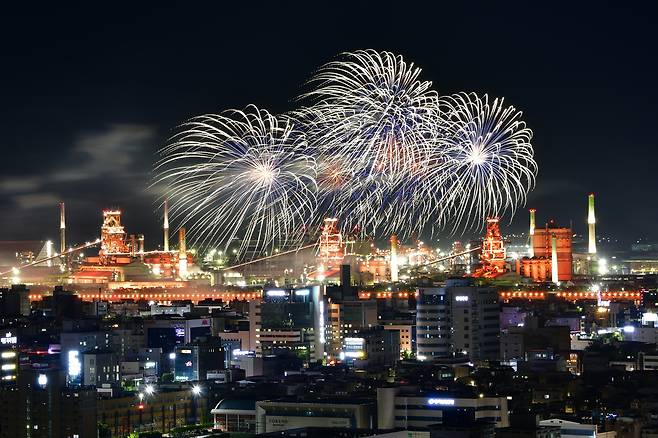 20일 경북 포항시 형산강 체육공원에서 열린 '2025 포항국제불빛축제'에서 데일리 불꽃쇼가 포스코 포항제철소를 배경으로 화려하게 펼쳐지고 있다. 뉴스1