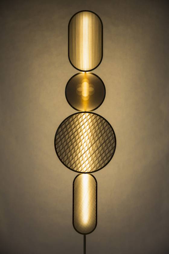 권중모 작가가 만든 한지 조명. 일정한 간격으로 접어 빛의 음과 영을 살렸다. [사진 권중모]