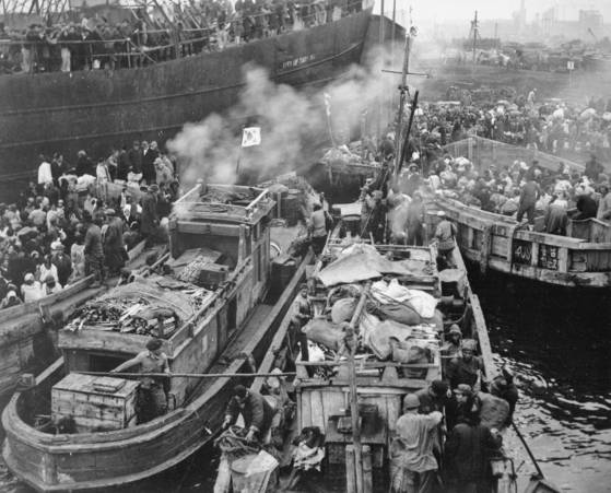 1950년 12월 흥남철수 때 작은 배를 타고 철수 선박으로 모여드는 피란민들. [사진 마르코폴로]