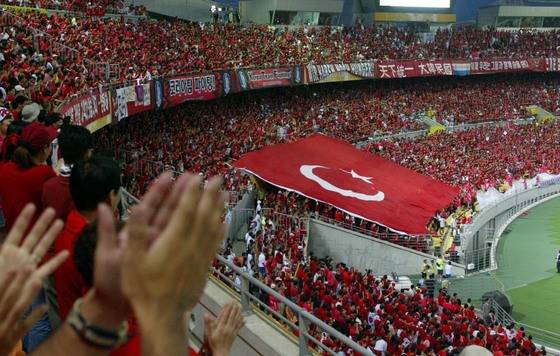 2002년 6월 29일 대구월드컵경기장에서 한국과 터키의 한·일 월드컵 3-4위전이 열렸다. 경기 전 터키 국가가 연주되는 순간 붉은 악마 응원단이 터키 국기를 펼쳐 올리고 있다. [중앙포토]