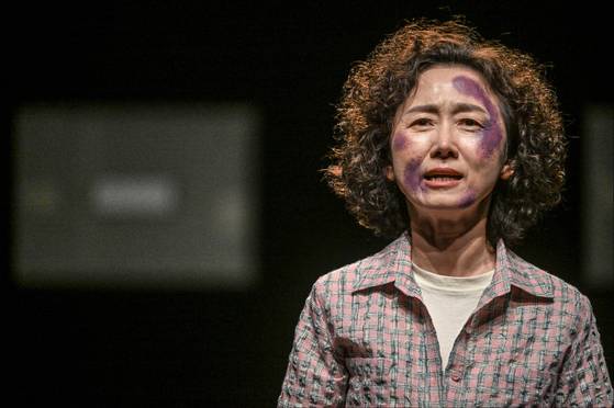 연극 ‘유령’에서 배명순과 정순임, 그리고 배우 자신을 연기하는 이지하. [사진 세종문화회관]