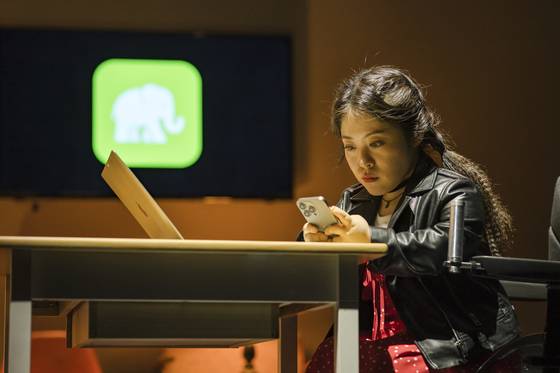 연극 ‘헌치백’에서 중증장애를 가진 작가 이자와 샤카를 연기하는 장애 배우 차윤슬. [사진 국립극장]