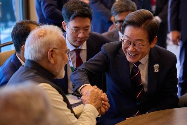 ▲ 이재명 대통령과 나렌드라 모디 인도 총리가 17일(현지시간) 캐나다 앨버타주 캐내내스키스 주요 7개국(G7) 정상회의장에서 정상회담 중 손을 잡고 있다. 연합뉴스