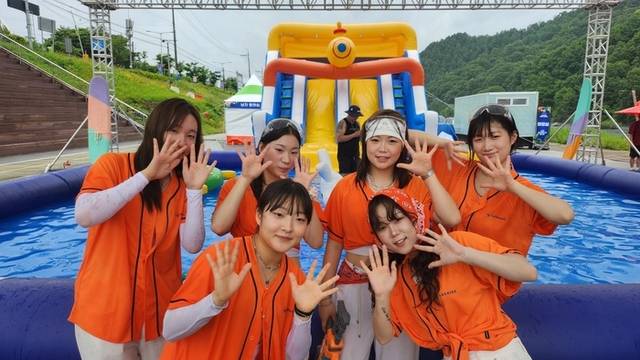 ▲ ‘2025 횡성썸머나잇페스타’ 가 20~21일 섬강둔치 일원에서 열린 가운데 워터빌리지존에서 방문객들이 포즈를 취하며 즐거워하고 있다.