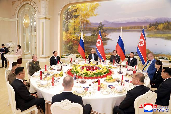 북한 외무성과 평양 주재 러시아 대사관이 19일 개최한 ‘북러 조약’ 체결 1주년 기념연회