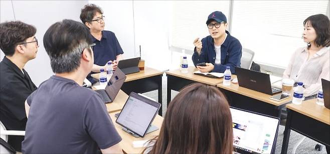 지난 18일 아르떼 문학상 최종심에서 심사위원들이 ﻿의견을 나누고 있다.  /임형택 기자