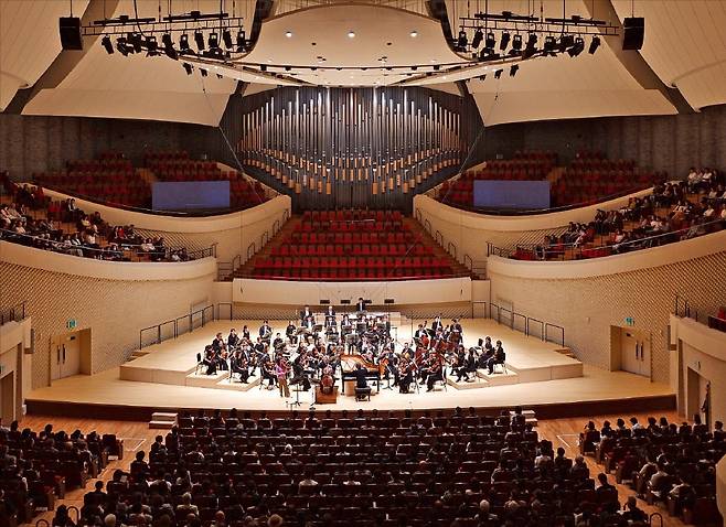 20일 열린 부산콘서트홀 개관 공연에서 피아니스트 겸 지휘자 정명훈, 바이올리니스트 쇼지 사야카, 첼리스트 지안 왕이 아시아 필하모닉 오케스트라와 함께 베토벤 삼중 협주곡을 연주하고 있다.   /클래식부산 제공