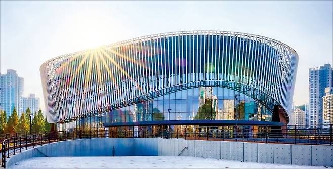 부산 연지동에 자리한 부산콘서트홀 전경. 물 위를 떠다니는 배를 형상화한 외관으로 역동적인 곡선미가 돋보인다. /클래식부산 제공