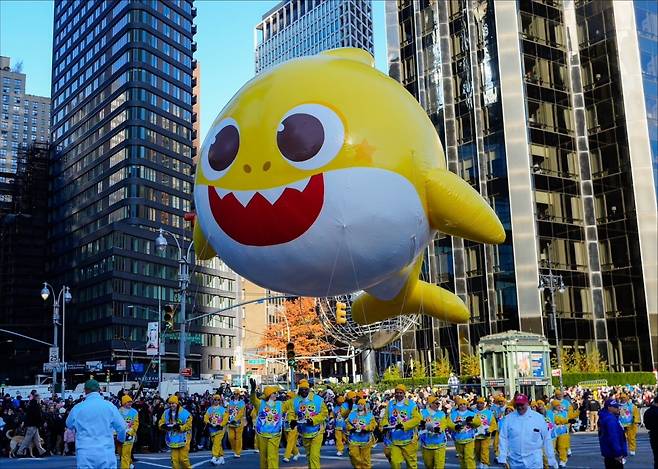 2023년 더핑크퐁컴퍼니 '아기상어'가 미국 추수감사절 축제에 참여한 모습. 사진=더핑크퐁컴퍼니