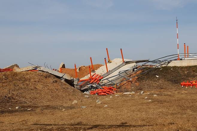 전남 무안국제공항 사고 현장에 파손된 로컬라이저 둔덕이 방치되어 있다. 사진=대통령실사진기자단 제공