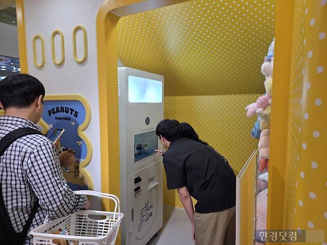 21일 문을 연 '미니소 강남점' 매장에 설치된 네컷사진 포토부스에서 고객들이 사진을 찍고 있다./사진=박수림 기자