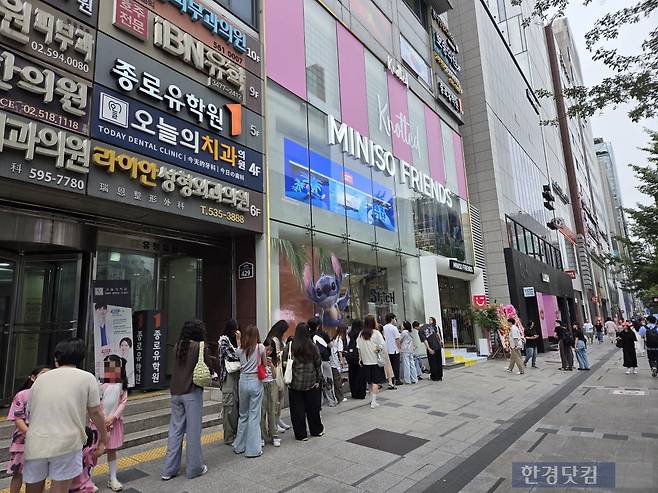 21일 서울 서초구에 위치한 '미니소 강남점' 오픈을 앞두고 매장 입구에서 손님들이 입장을 기다리고 있다./사진=박수림 기자