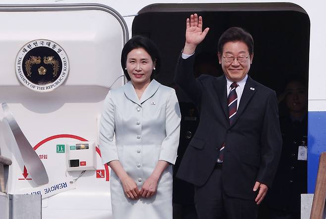 <이재명 대통령, G7 정상회의 출국> 이재명 대통령과 김혜경 여사가 캐나다 캐내내스키스에서 열리는 주요 7개국(G7) 정상회의에 참석하기 위해 16일 경기 성남시 서울공항에서 대통령 전용기인 공군 1호기에 탑승하며 인사하고 있다. 김창길 기자