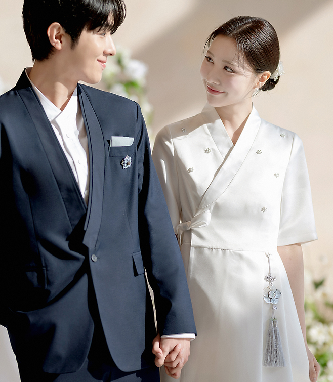 리슬의 새틴 철릭 한복 드레스. 액세서리와 소품으로 다양한 분위기를 연출할 수 있다. 리슬 제공