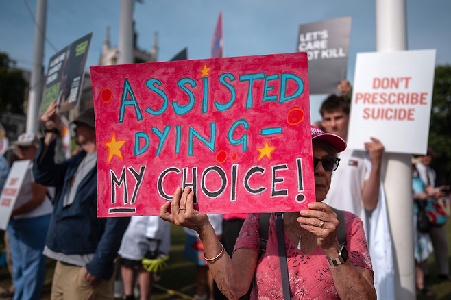 안락사 법안에 대한 찬반 의견을 표명하기 위해 나선 런던 시민들. 게티이미지