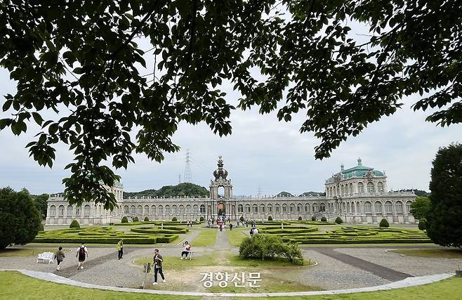 아리타 포세린 파크는 도자기의 본고장답게 정갈한 일본식 건물과 넓은 녹지가 조화를 이루며, 마치 한 폭의 풍경화 속을 거니는 듯한 분위기를 자아낸다. 김지윤 기자