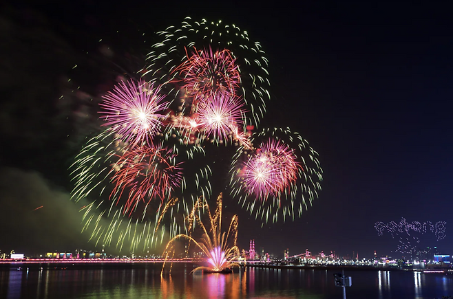 Fireworks light up the sky at the 2024 Pohang International Fireworks Festival. (Pohang Foundation for Culture and Arts)