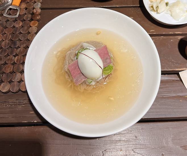 Yeonnam Chinchin's cold noodles  (Park Jun-hee/The Korea Herald)