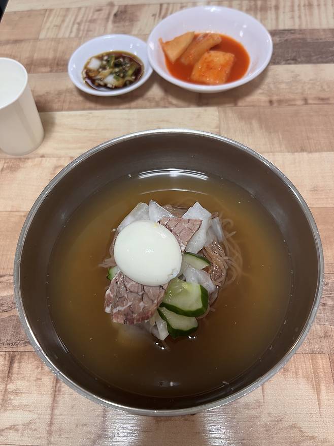 A bowl of cold noodles served at Yujin Restaurant in Jongno-gu, central Seoul (Park Jun-hee/The Korea Herald)