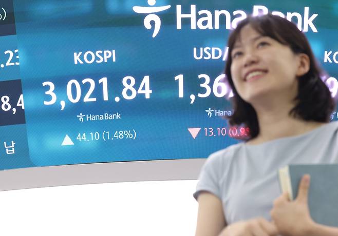 20일 서울 중구 하나은행 딜링룸에서 한 딜러가 활짝 웃고 있다. 연합뉴스