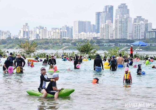 지난해 8월 서울 한강잠실물놀이장에서 어린이들이 물놀이를 즐기고 있다. 곽경근 대기자