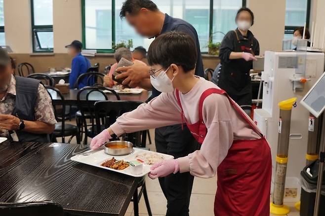 '아침애만나'에 지난 2일 월요일 급식 봉사를 온 초등학생의 모습. 아침애만나 제공