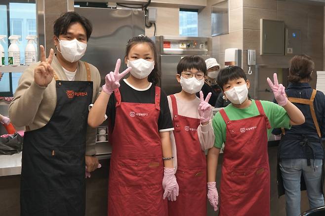 '아침애만나'에 지난 2일 월요일 급식 봉사를 온 초등학생 3인과 두 아이의 아버지. 아침애만나 제공