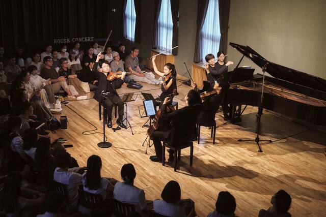 지난해 서울 대학로 예술가의집에서 열린 줄라이 페스티벌 공연 중 한 장면. 줄라이 페스티벌을 개최하는 더하우스콘서트는 작은 공간에서 무대와 객석의 경계를 허물고 연주자와 관객이 직접적인 소통을 나누는 것이 특징이다. 더하우스콘서트 제공