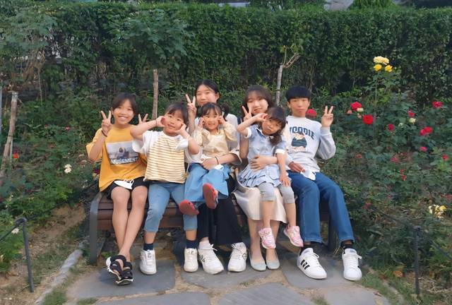 김상수·김미영씨 부부의 7남매가 2022년 6월 서울 삼청동에서 산책 중 찍은 사진. 은혜 승리 나라 영원 수현 주현 예현(앞줄 왼쪽부터 시계 반대 방향으로). 부부 제공