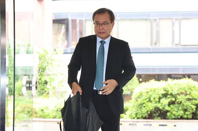 순직 해병 수사 방해 의혹 사건을 수사하는 이명현 특별검사가 지난 20일 서울 서초구 사무실로 출근하고 있다. 연합뉴스